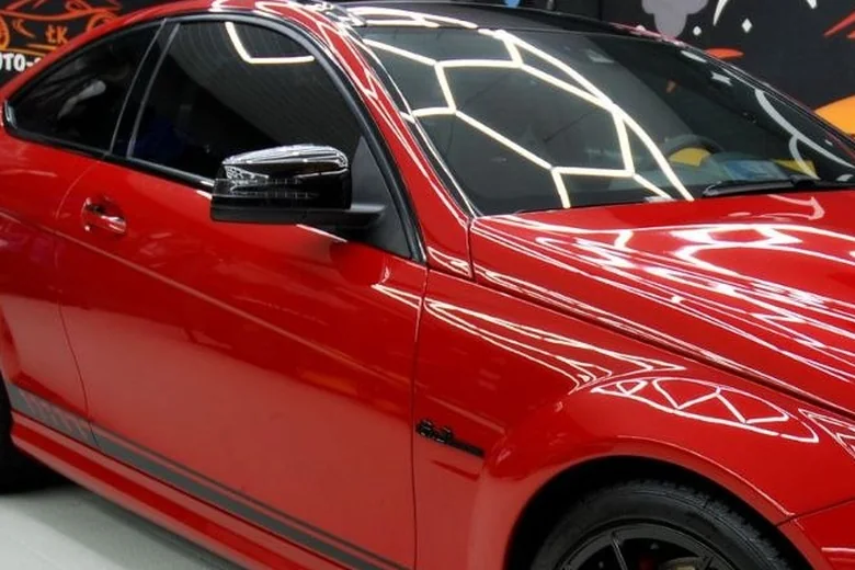 Boční pohled na střešní linii kupé C 63 AMG Edition 507